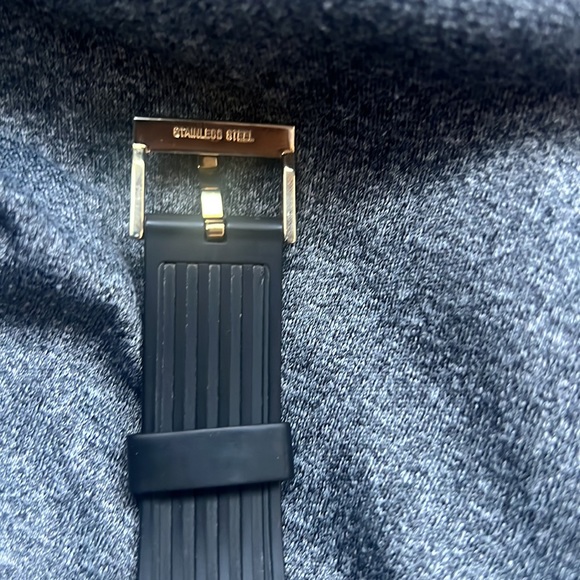 Armani exchange watch black and gold rubber material - Picture 4 of 6